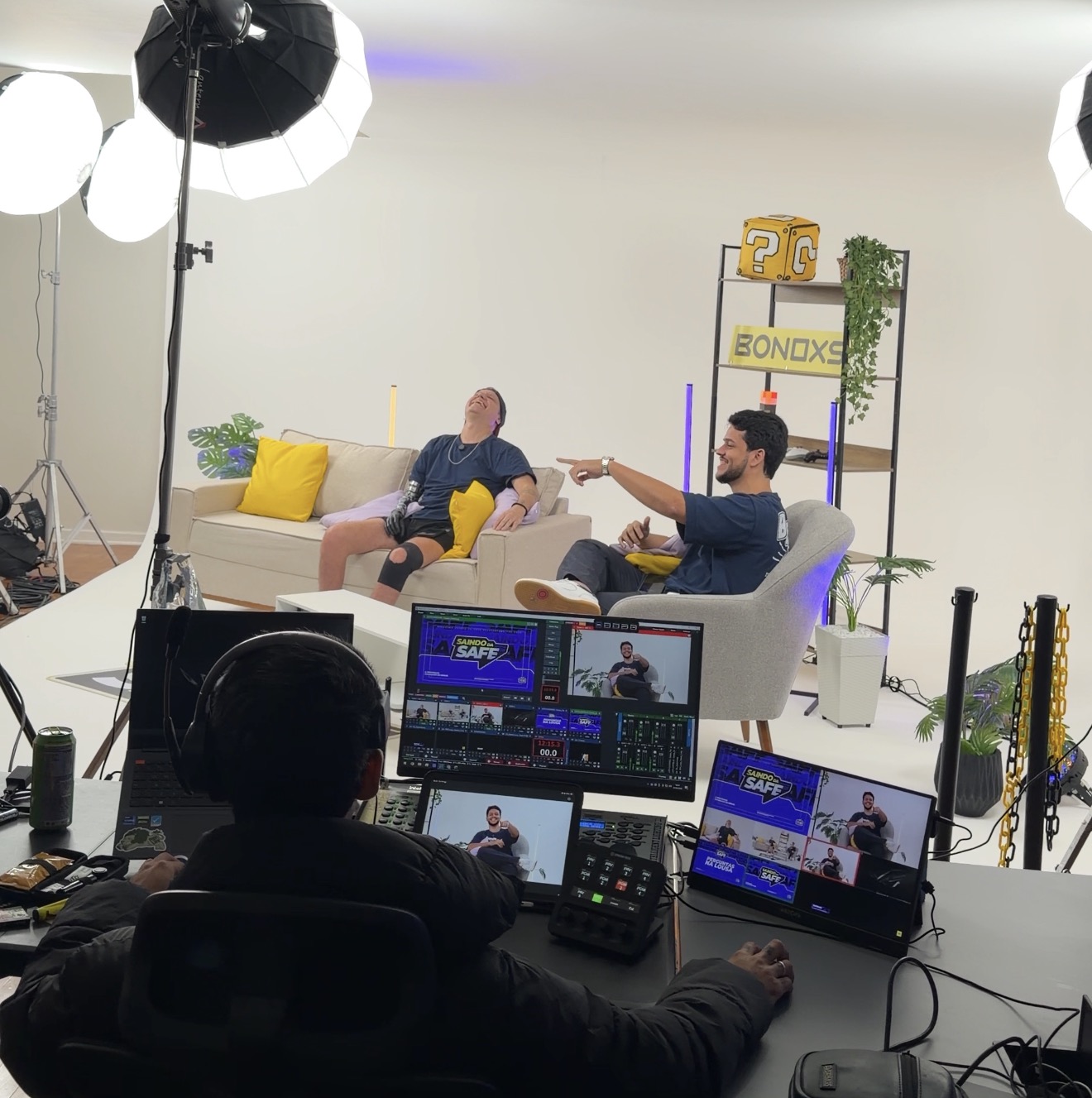 Gravação de talk show no estúdio da Take Over, com corte ao vivo no switcher